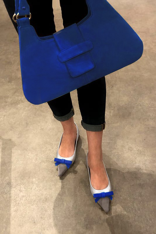 Electric blue women's dress handbag, matching pumps and belts. Worn view - Florence KOOIJMAN